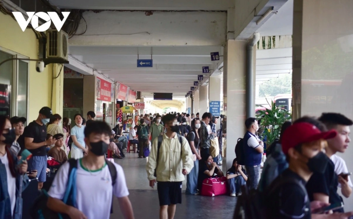 On April 29, the number of passengers at Giap Bat station increases sharply compared to normal days.