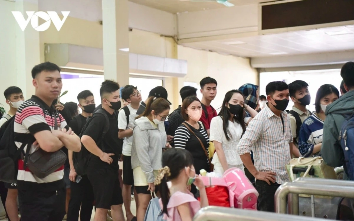 Many people arrive at Giap Bat bus station at 1:30 p.m. to purchase tickets for the holidays.