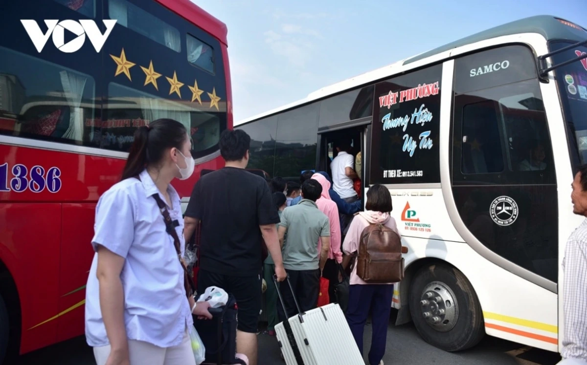 The number of passengers using bus services rises sharply. Bus routes to northern provinces such as Lao Cai, Yen Bai, Dien Bien, and Hoa Binh are fully booked.