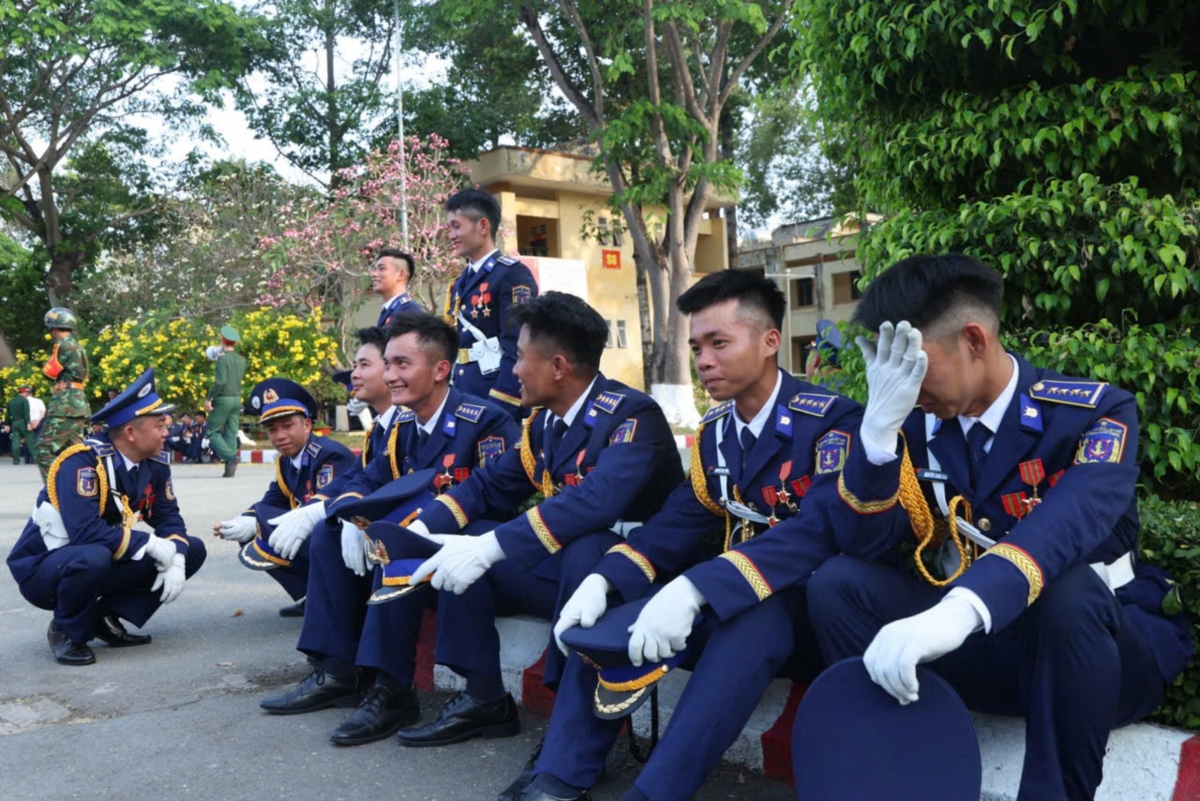 Giây phút giải lao với những nụ cười rạng rỡ xua tan mệt mỏi của cán bộ, chiến sĩ