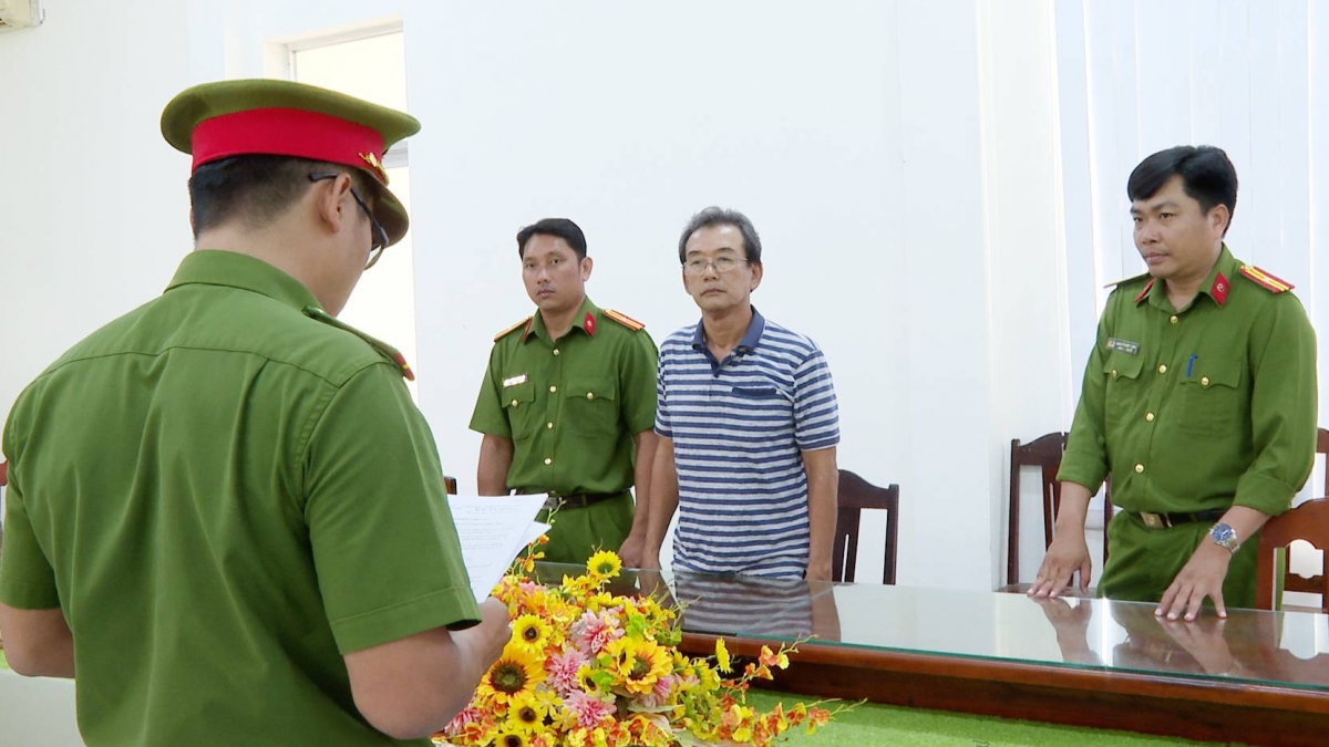 Cơ quan Cảnh sát điều tra Công an tỉnh Bạc Liêu tống đạt quyết định khởi tố bị can đối với Huỳnh Bá Phúc. (Ảnh Trọng Thức)