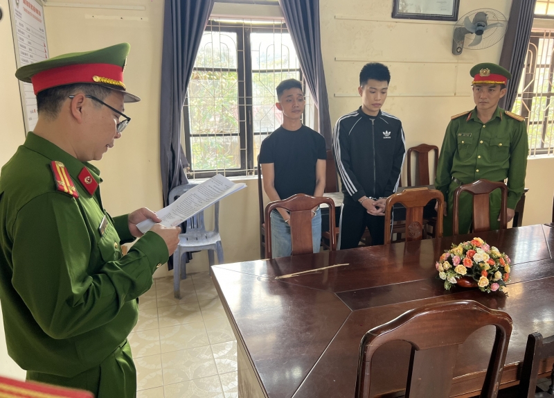 Hai đối tượng Nguyễn Tấn Đạt (áo tay ngắn) và Lê Công Thành tại thời điểm bị bắt giữ.