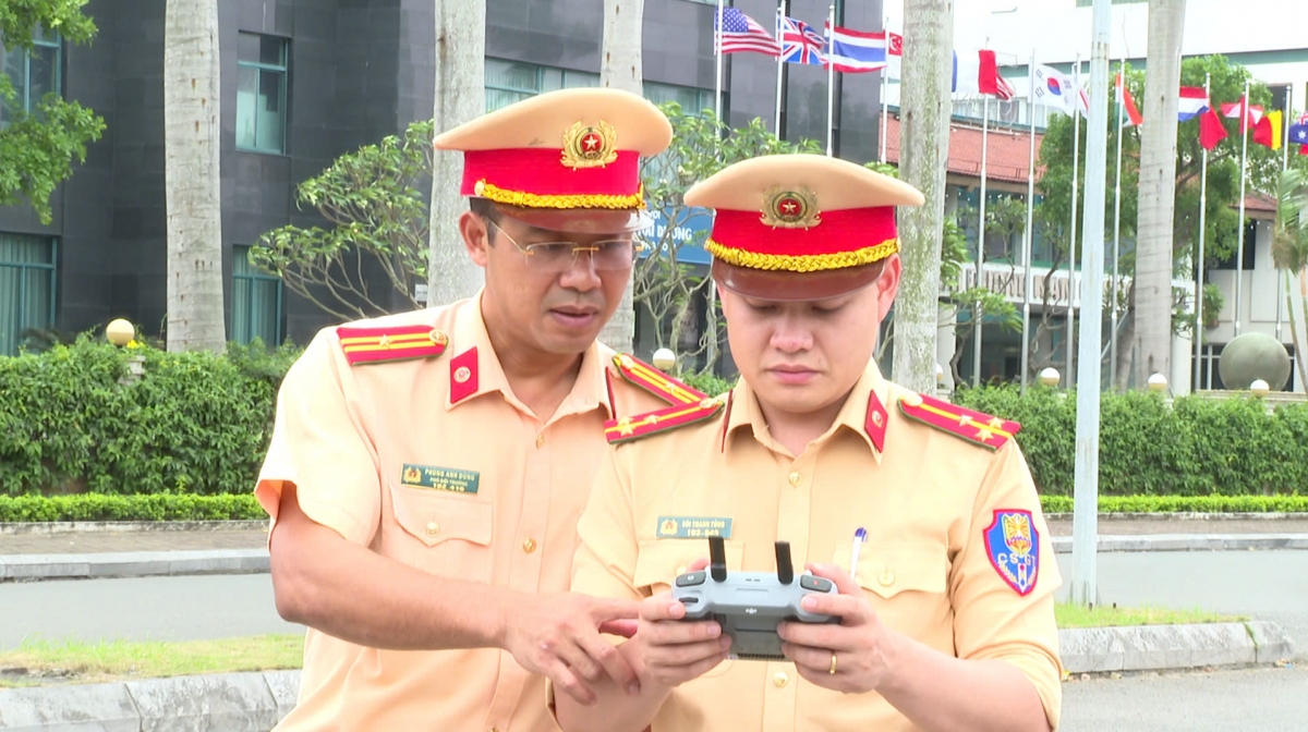 Cán bộ, chiến sĩ phòng CSGT sử dụng thiết bị không người lái (FLycam) kiểm tra, giám sát phục vụ xử lý phạt nguội.