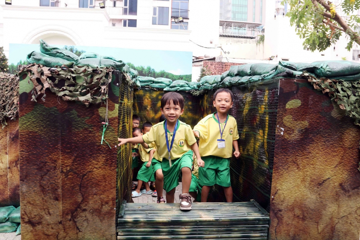 Học sinh trải nghiệm dưới giao thông hào (Ảnh: X.K)