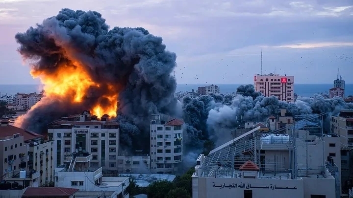 Cảnh khói lửa ở Gaza khi Israel tấn công Hamas. Ảnh: Getty