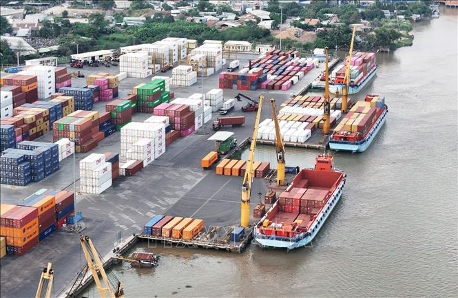 Bốc dỡ container ở cảng SOWATCO Long Bình, thành phố Thủ Đức. Ảnh: Hồng Đạt/TTXVN