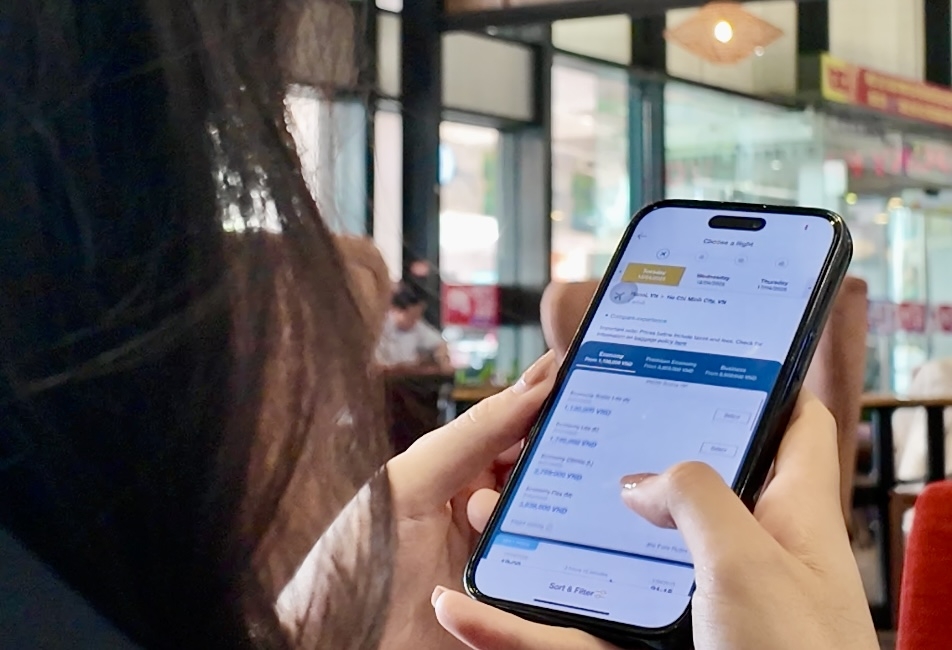 Hành khách làm thủ tục tại cửa an ninh, sân bay T3 Tân Sơn Nhất.