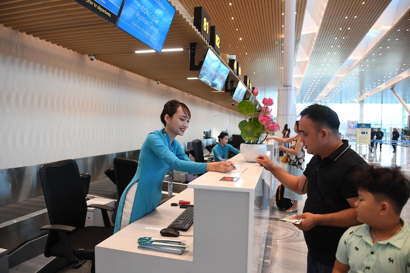 Hành khách đang làm thủ tục tại tại Nhà ga T3, Cảng hàng không Quốc tế Tân Sơn Nhất. 