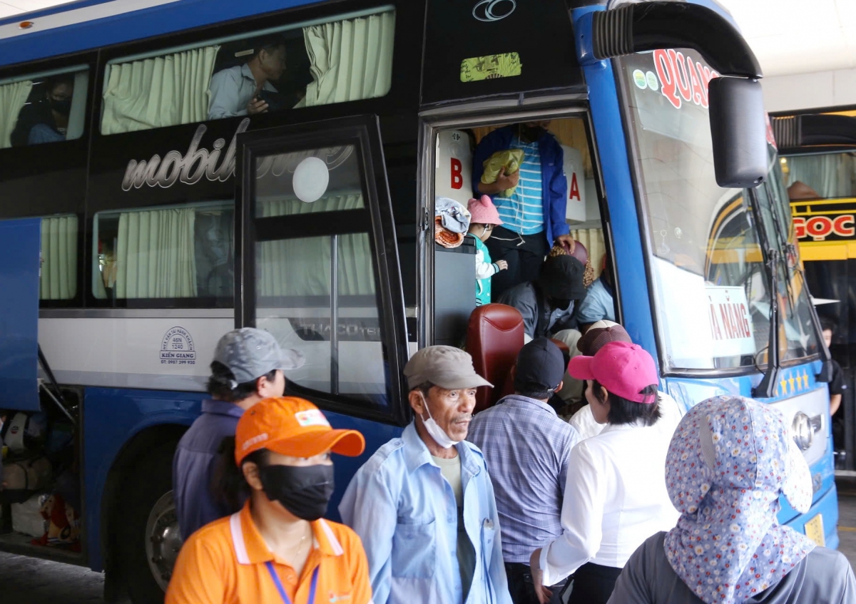 Hành khách tại bến xe Trung tâm TP Đà Nẵng