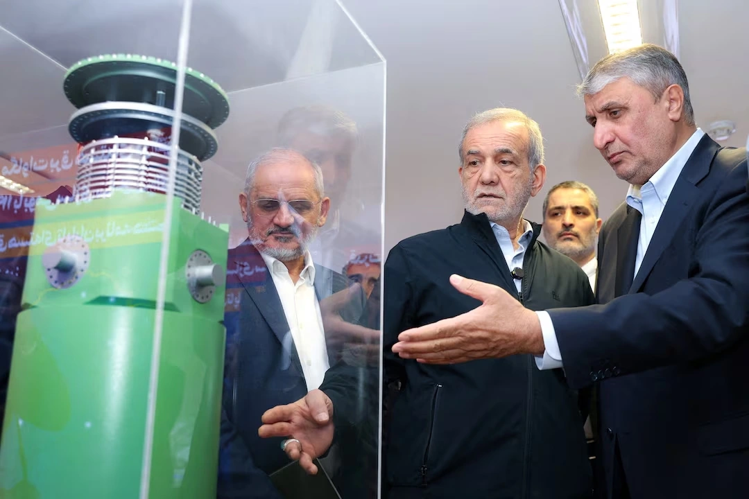 Tổng thống Iran Masoud Pezeshkian thăm quan triển lãm thành tựu hạt nhân ở Tehran, ngày 9/4/2025. Ảnh: WANA/Reuters