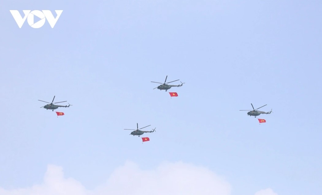The 10 Yak-130 military aircraft, flying in a 3-4-3 formation, departed from Bien Hoa Airport in Dong Nai province, carrying both the Party and national flags.