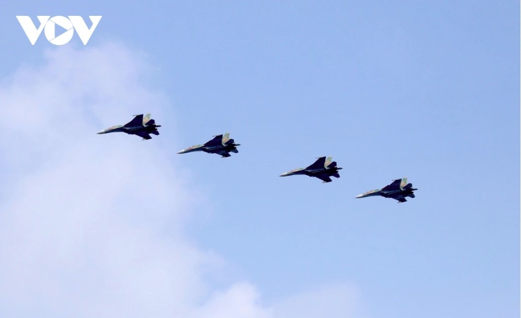The Su-30MK2 fighter jets perform in the arrow formation.