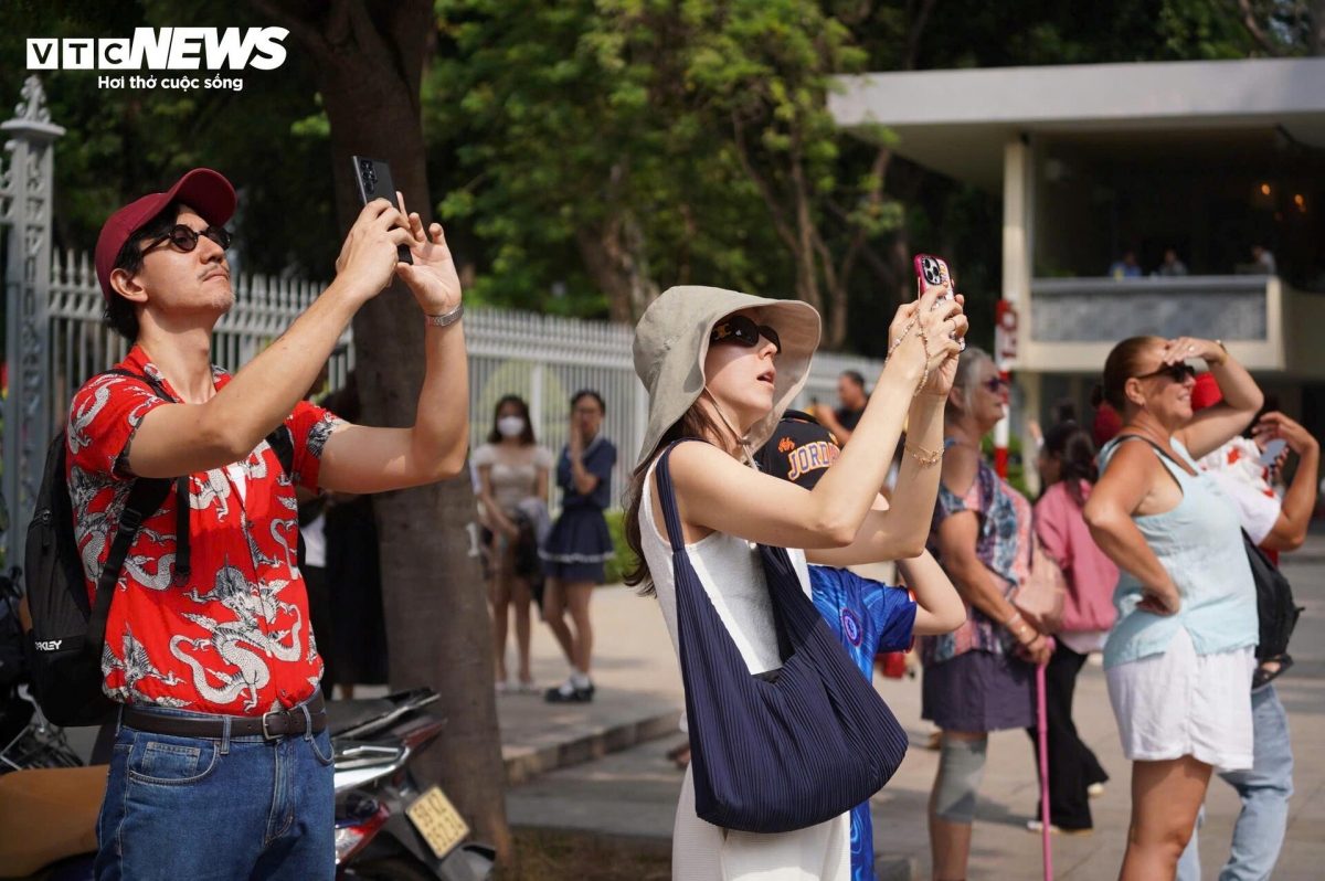 The aerial display over Ho Chi Minh City captures the attention of both locals and tourists.