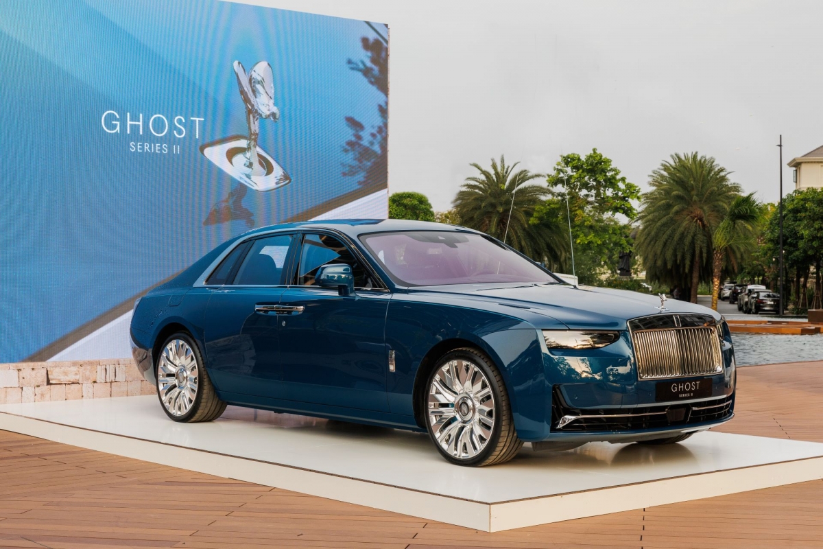 Vào ngày 17/4, <a href="https://vov.vn/o-to-xe-may/o-to/rolls-royce-spectre-phien-ban-black-badge-co-gia-206-ty-dong-tai-viet-nam-post1158278.vov" target="_blank">Rolls-Royce</a> Motor Cars Hồ Chí Minh đã chính thức giới thiệu loạt xe thuộc dòng Ghost Series II trong một sự kiện được tổ chức tại Grand Marina, Saigon. Có 3 phiên bản được ra mắt gồm: Ghost Series II - 34,9 tỷ đồng, Ghost Extended Series II - 38,9 tỷ đồng và Black Badge Ghost Series II – 40,59 tỷ đồng.