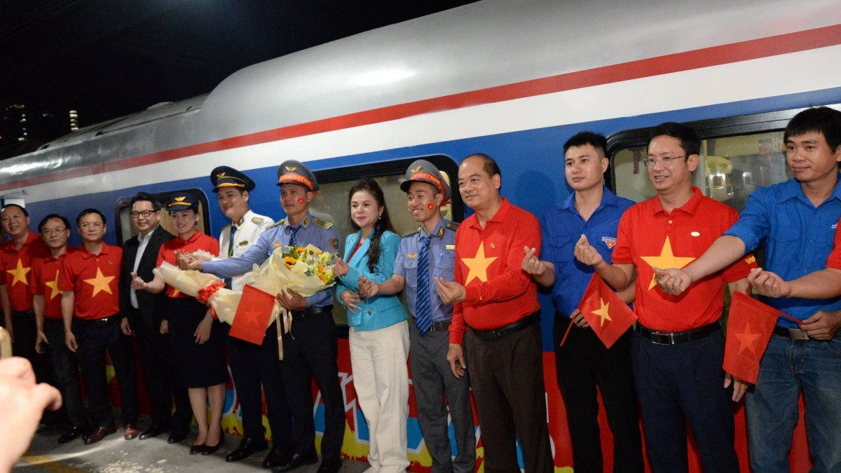 Lãnh đạo ngành đường sắt động viên tổ tiếp viên và lái tàu