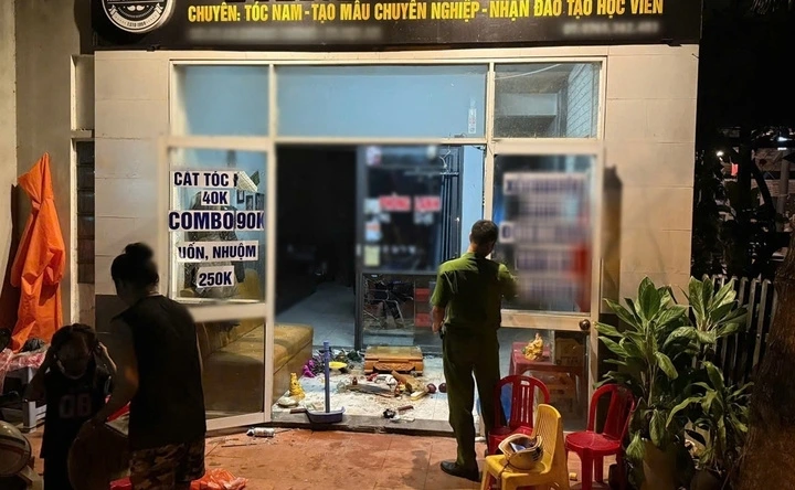 Lực lượng công an khám nghiệm hiện trường. (Ảnh: C.A)