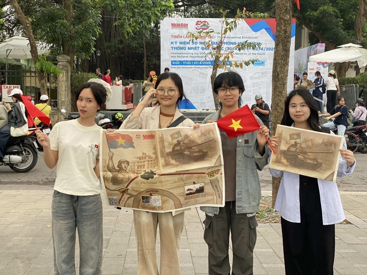 Những bạn sinh viên Học viện Báo chí Tuyên truyền tham gia sự kiện hướng về lễ kỉ niệm 30/4 tại Hà Nội.
