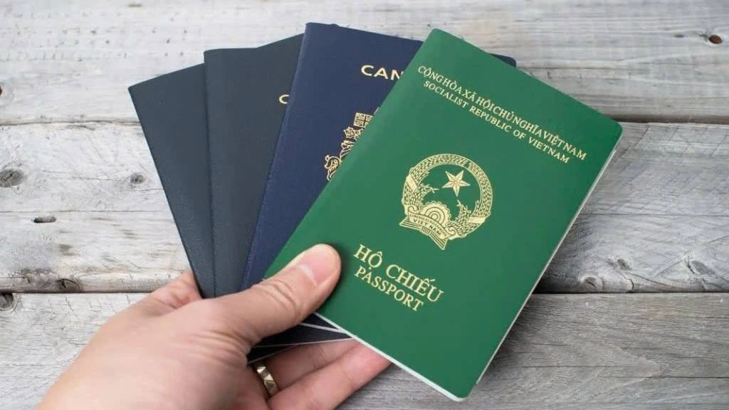 Mẫu hộ chiếu của Việt Nam (màu xanh lá). Ảnh minh họa