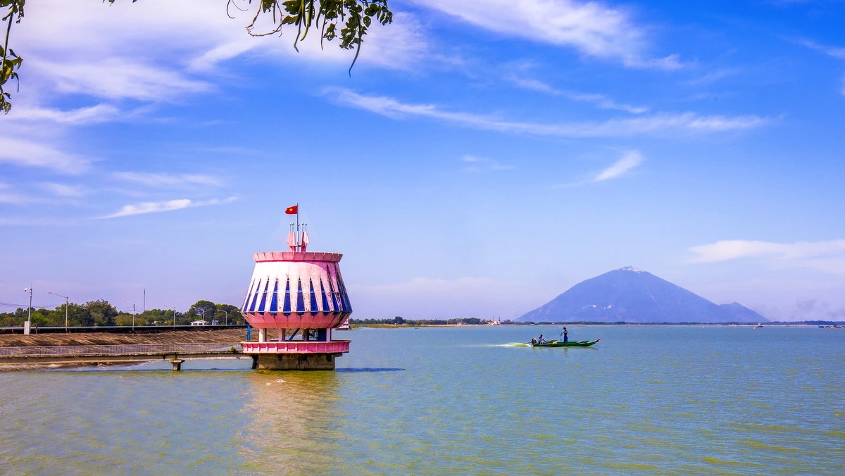Hồ Dầu Tiếng (ảnh Huỳnh Đông)