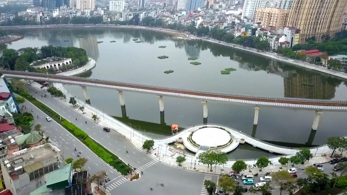 Hồ Hoàng Cầu có diện tích mặt hồ khoảng 13,3ha, ở trung tâm quận Đống Đa. Phía Đông và Đông Nam là tuyến đường Hoàng Cầu nối từ đường Láng đến Đê La Thành và chạy vòng quanh hồ là tuyến đường Đặng Tiến Đông - Mai Anh Tuấn. Hồ Hoàng Cầu sau khi hoàn thành cải tạo được kỳ vọng sẽ trở thành điểm nhấn về cảnh quan thu hút khách du lịch, tổ chức sự kiện lớn trên địa bàn trung tâm quận Đống Đa. Tổng vốn đầu tư của dự án khoảng 297 tỷ đồng.