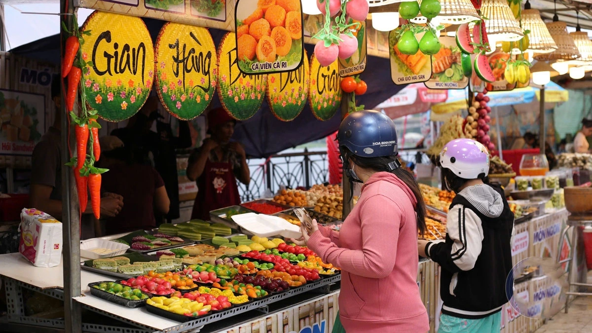 Liên hoan ẩm thực ở phố đi bộ Bạch Đằng 