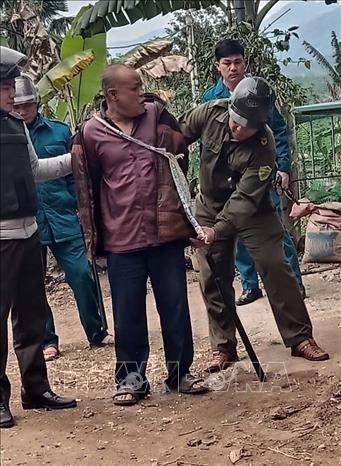 Đối tượng Bùi Văn Chin bị lực lượng Công an bắt giữ.