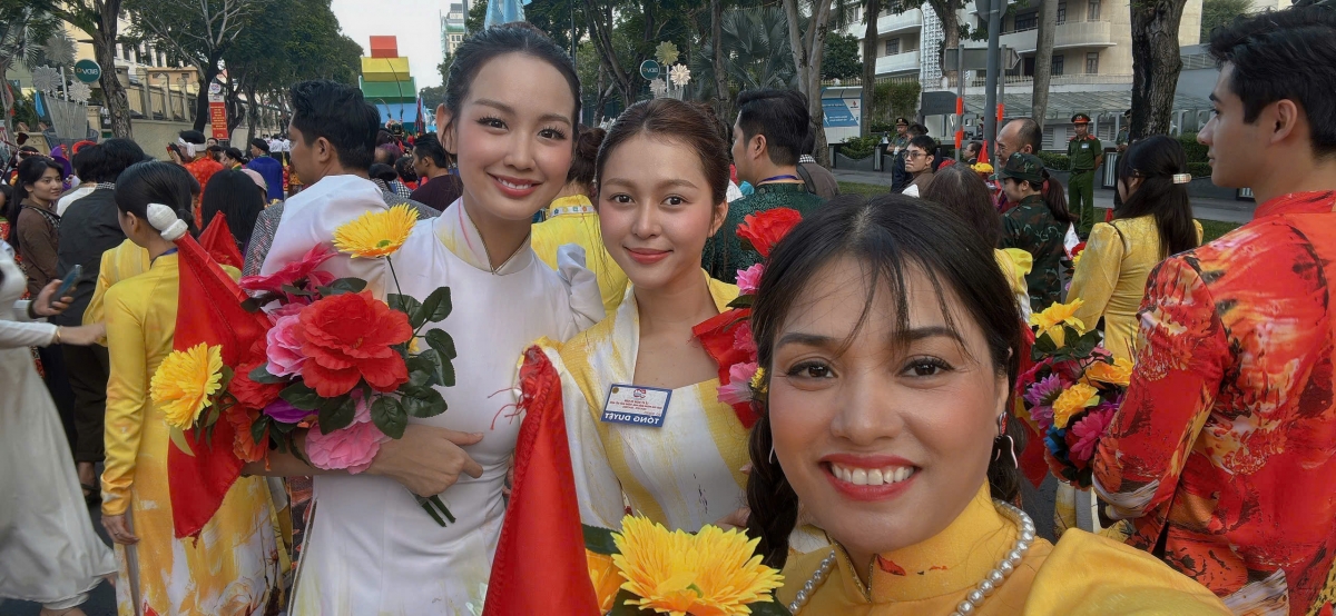 Hoa hậu Liên lục địa 2022 - Lê Nguyễn Bảo Ngọc vừa có chuyến công tác từ Hà Nội về TP.HCM ngay trong đêm và đi thẳng từ sân bay về địa điểm diễn tập. Mặc dù không có thời gian nghỉ ngơi nhưng cô vẫn xuất hiện đúng giờ với tinh thần nhiệt huyết, rạng rỡ.
