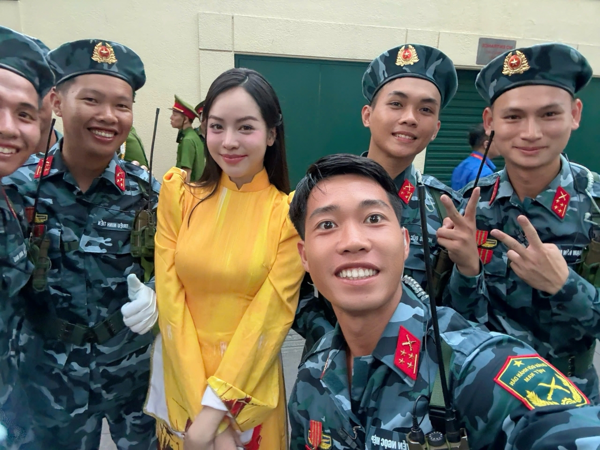 Chia sẻ về hành trình đáng nhớ này, Thanh Thủy cho biết: “Sau mỗi buổi tập duyệt chuẩn bị cho Đại Lễ 30/04, giữa dòng người cùng chung một nhịp đập vì Tổ quốc, tôi tin rằng mỗi chúng ta sẽ không chỉ tự hào mà còn sẵn sàng cầm lên lá cờ ấy, tiếp nối ngọn lửa yêu nước và gìn giữ nền độc lập quý giá".