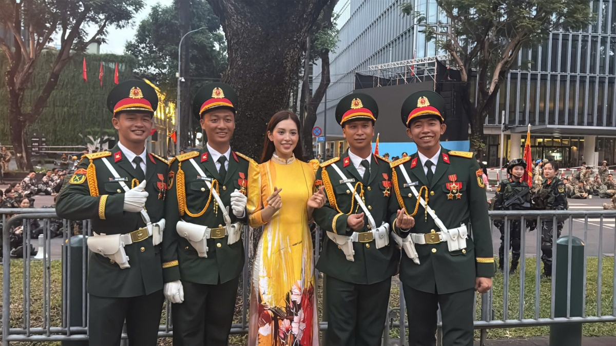 Hoa hậu Việt Nam 2018 - Trần Tiểu Vy liên tục chia sẻ hình ảnh kỷ niệm với dàn nghệ sĩ cùng các khối quân đội. Nàng hậu được chào đón và nhận nhiều lời khen khi tham gia vào nhiều hoạt động ý nghĩa hướng đến lễ kỷ niệm 50 năm Ngày Giải phóng miền Nam, thống nhất đất nước.