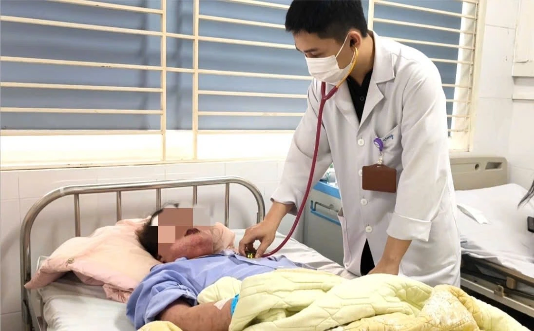 Bệnh nhân nữ V.T.D, 26 tuổi (trú tại Lạng Sơn) nhập viện tại Bệnh viện Bệnh Nhiệt đới Trung ương (Ảnh BVCC)