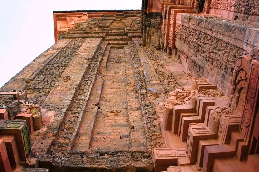 Hoa văn trên tường tháp Hoà Lai. Ảnh: B.H