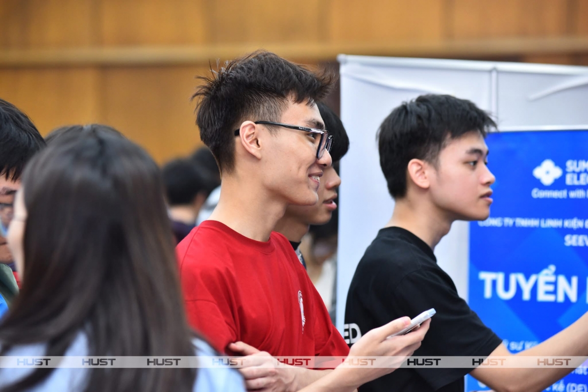 ​​Sinh viên tìm hiểu nhu cầu thực tế và yêu cầu khắt khe từ thị trường lao động.