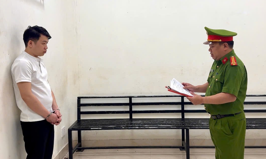 Phạm Công Hưng bị khởi tố, bắt tạm giam để điều tra về hành vi lạm dụng tín nhiệm chiếm đoạt tài sản.