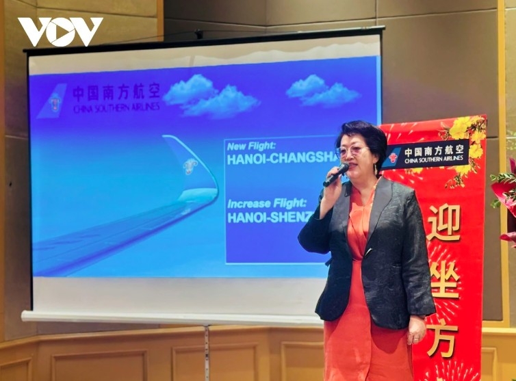 Cheng Shao Hong, general manager of China Southern Airlines in Hanoi, announces the new direct air route between Hanoi-Hunan