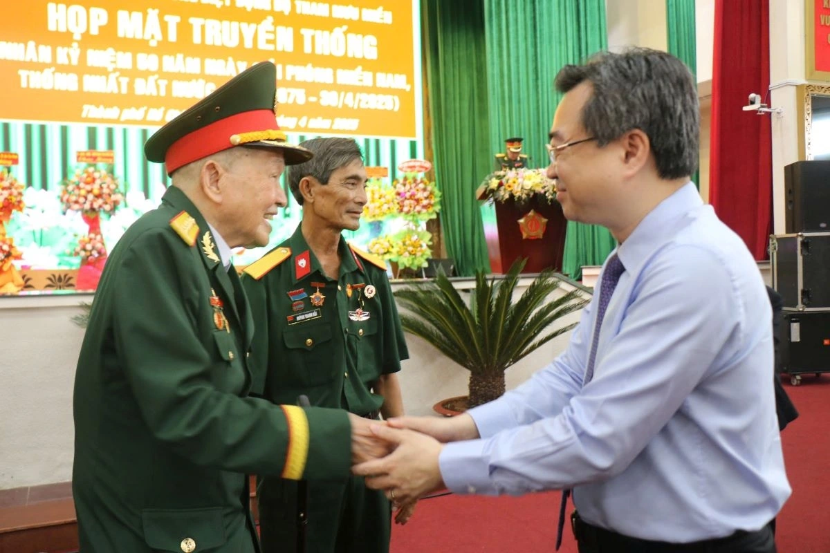 Lãnh đạo TP.HCM thăm hỏi Đại tá Nguyễn Văn Tàu, Trưởng Ban Liên lạc cựu chiến binh Lữ đoàn 316 đặc công biệt động Bộ Tham mưu Miền