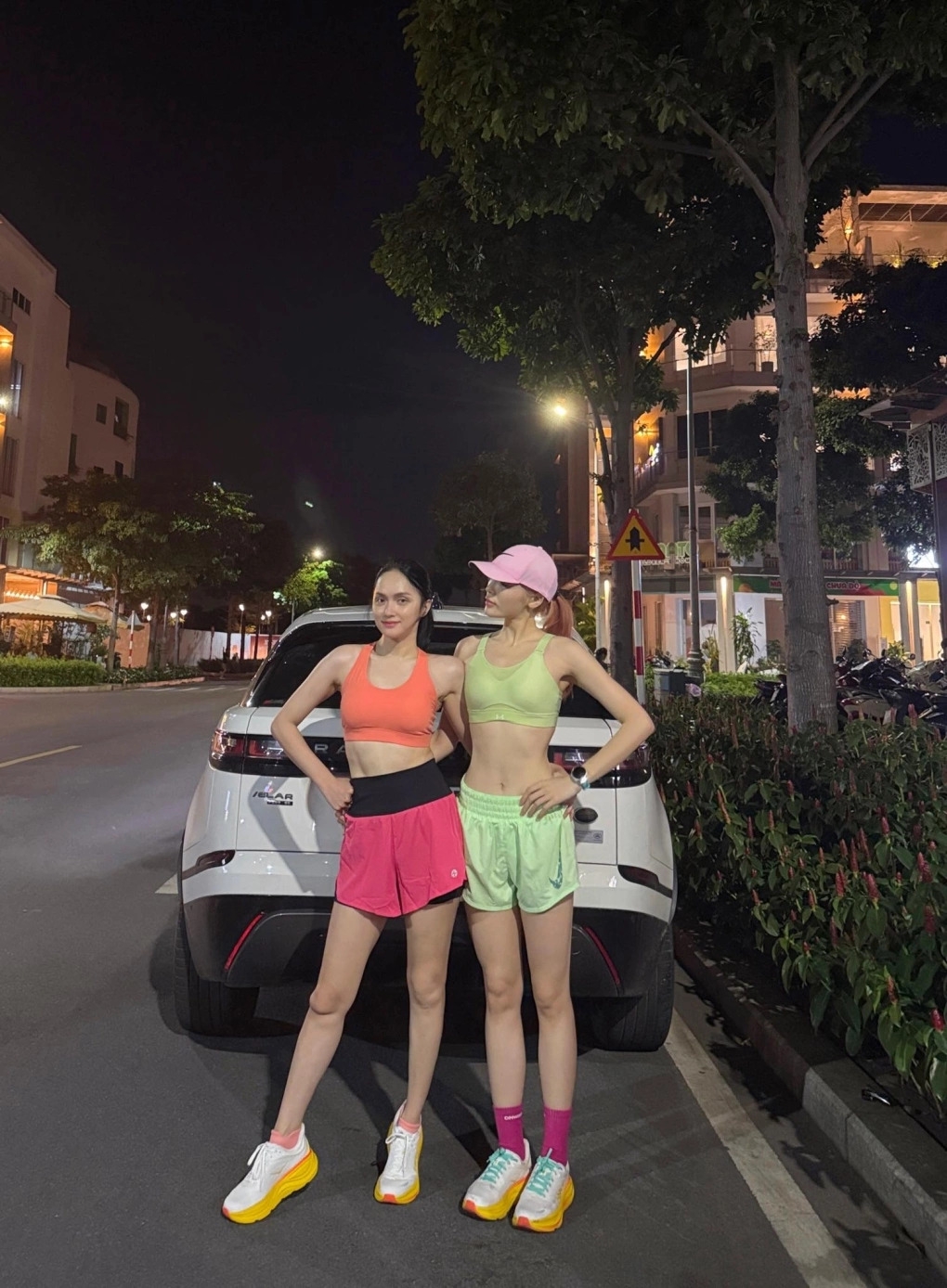Kỳ Duyên gọi Hương Giang là 'nạn nhân' tiếp theo của mình khi bén duyên với môn chạy bộ. Miss Universe Vietnam 2024 nhận xét đàn chị có quyết tâm cao độ khi chạy liên tục trong lần đầu thử sức dù rất mệt mỏi. Cô hy vọng Hương Giang tiếp tục tham gia các buổi tập khác cùng mình.