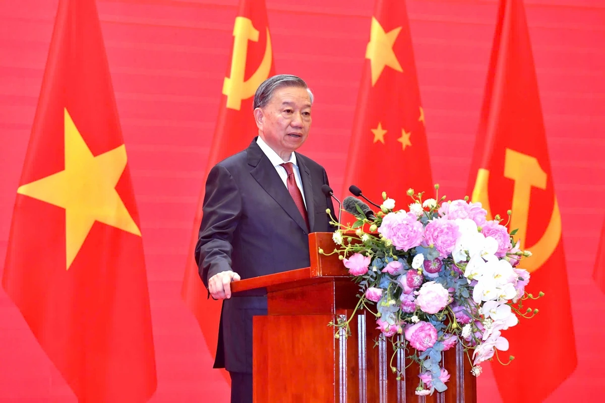 Tổng Bí thư Tô Lâm cũng cho rằng, một trong những phương hướng hợp tác cơ bản, quan trọng nhất của quan hệ Việt - Trung là “củng cố nền tảng xã hội vững chắc hơn”