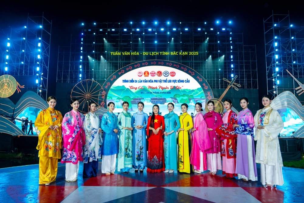 Chương trình “Sông Cầu - Mạch nguồn di sản” do UBND tỉnh Bắc Kạn chỉ đạo nội dung, tổng đạo diễn NSND Minh Thông, quy tụ sự tham gia của đông đảo nghệ nhân, nghệ sĩ đến từ Bắc Kạn, Thái Nguyên, Bắc Giang, Bắc Ninh, Hải Dương và Hà Nội. Đêm nghệ thuật không chỉ tôn vinh di sản văn hóa phi vật thể, mà còn mở ra những cơ hội kết nối và phát triển du lịch bền vững cho vùng Đông Bắc Việt Nam.