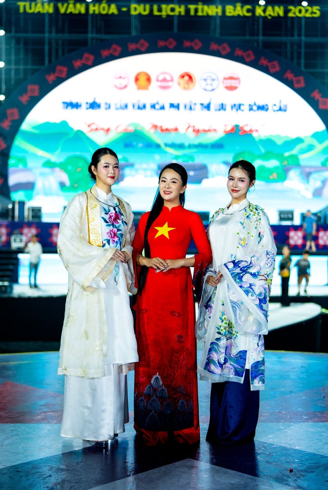 Các dự án tiêu biểu của Vũ Thảo Giang có thể kể đến như: "Hơi thở Đông Bắc", "Hương sắc Việt Bắc", "Sắc màu di sản", gắn liền với các sự kiện du lịch văn hóa tại TP.Hà Nội, TP.HCM, Huế, Lâm Đồng, Đắc Nông, Cao Bằng, Lào Cai...