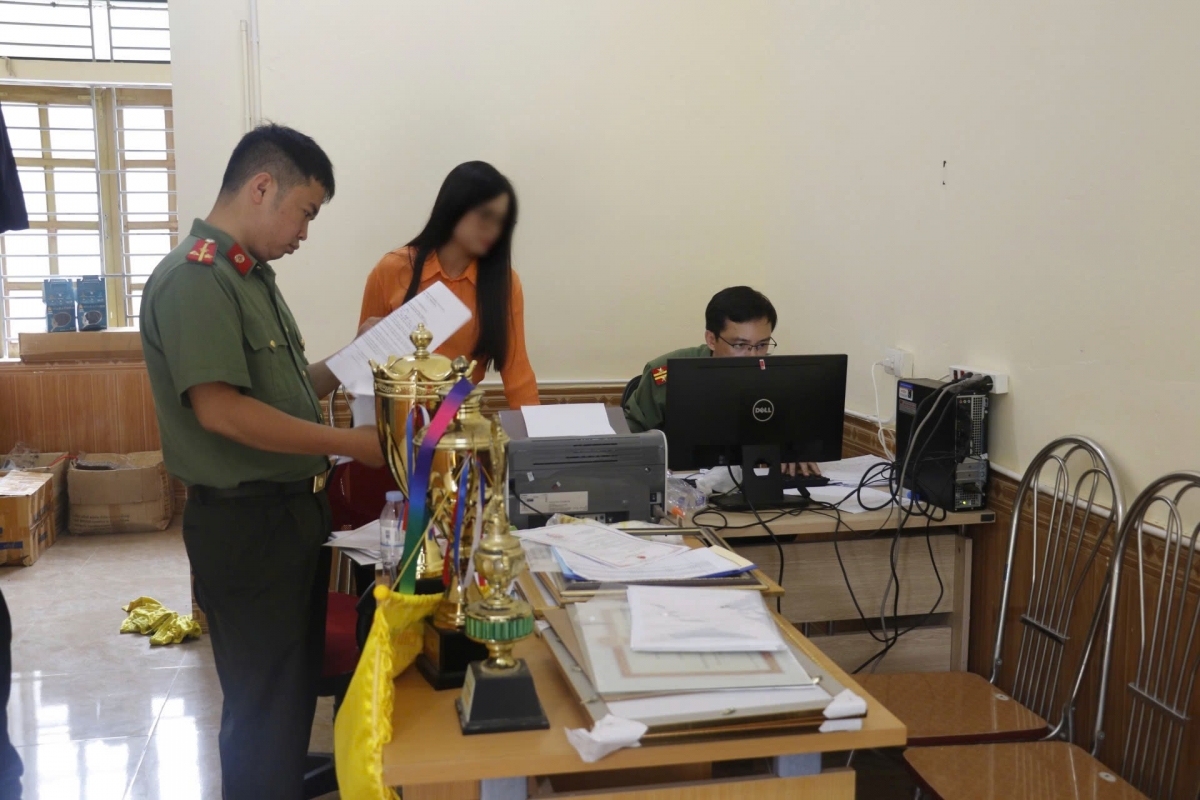 Lực lượng chức năng khám xét nơi ở, nơi làm việc của Tôn Quý Hòa 