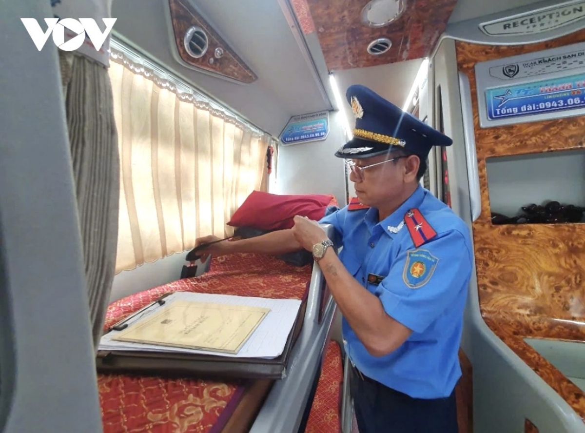 Kiểm tra, giám sát việc chấp hành quy định về phương tiện và người lái trước khi rời bến