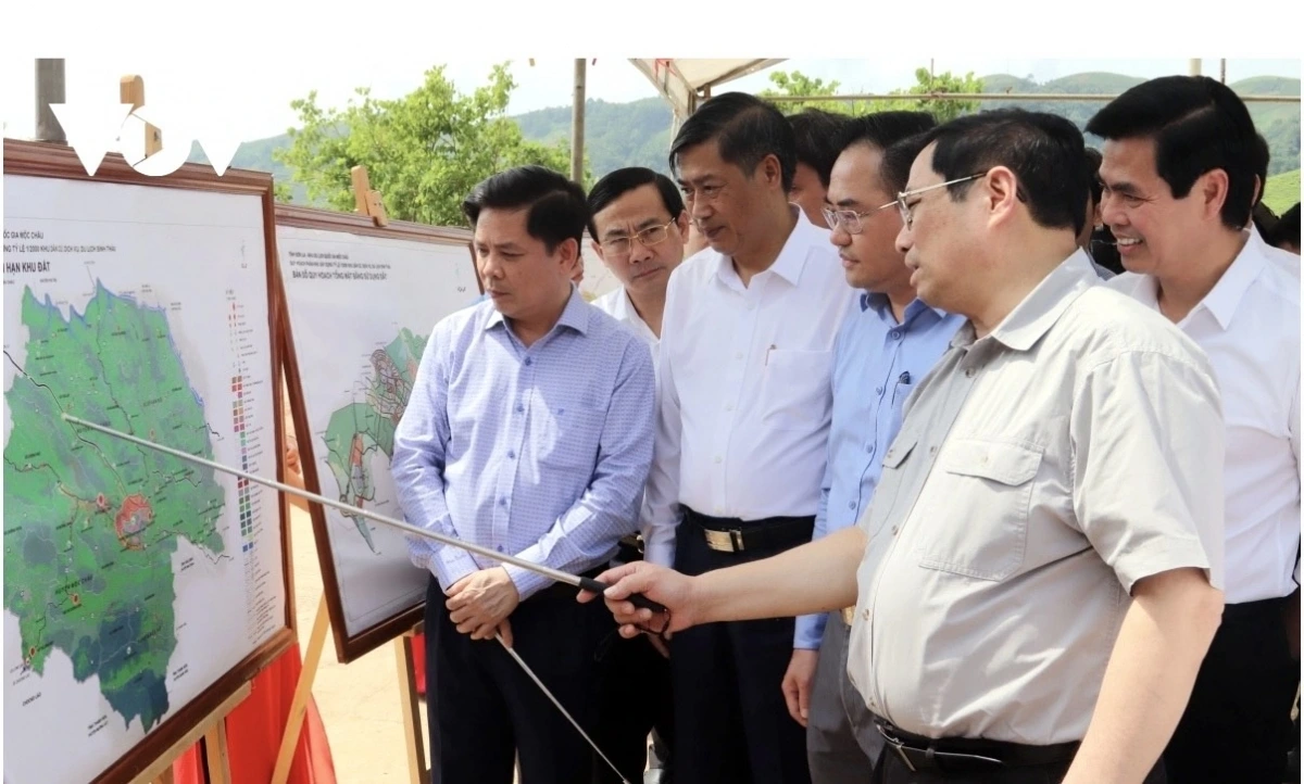 Thủ tướng Chính phủ Phạm Minh Chính trong chuyến thị sát hiện trường dự án cao tốc Hòa Bình - Mộc Châu cuối tháng 5/2022