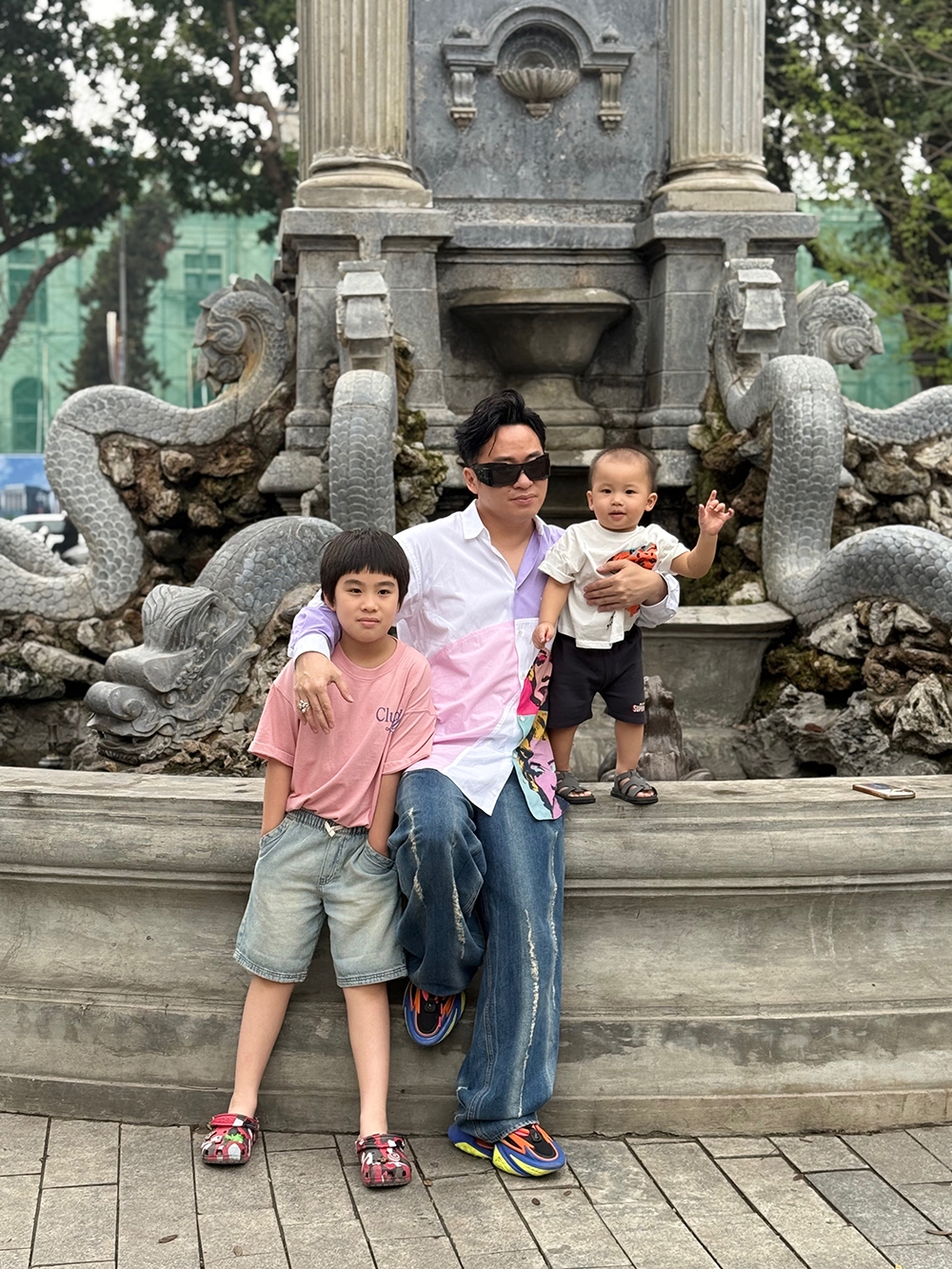 Bên cạnh cậu con trai ruột - bé Voi (9 tuổi), tổ ấm của anh và bà xã Giang Phạm mới đây đã đón thêm một thành viên mới: bé Sóc - cậu con trai nuôi nhỏ tuổi.