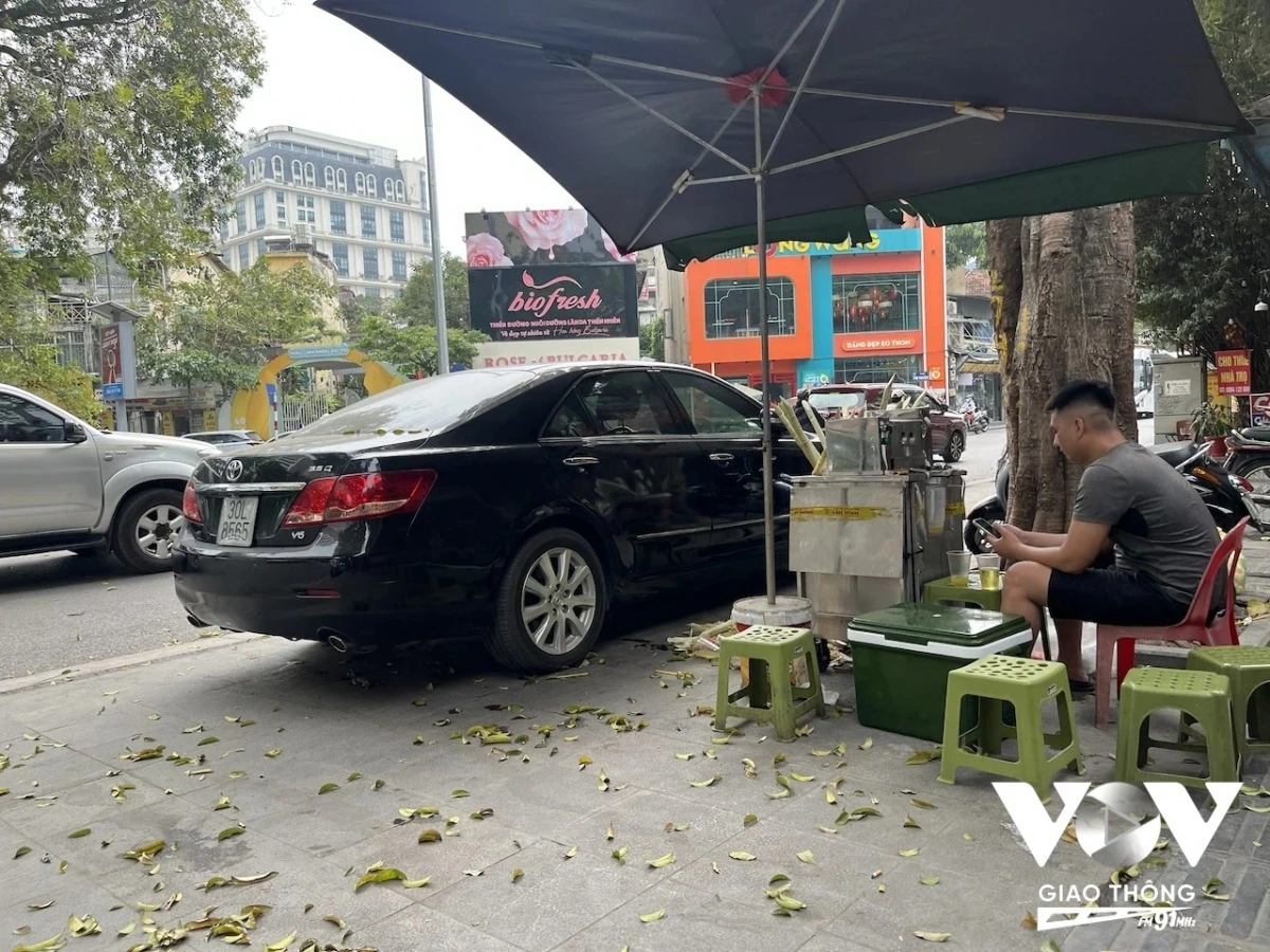 Tình trạng đỗ xe ô tô trên vỉa hè khá phổ biến