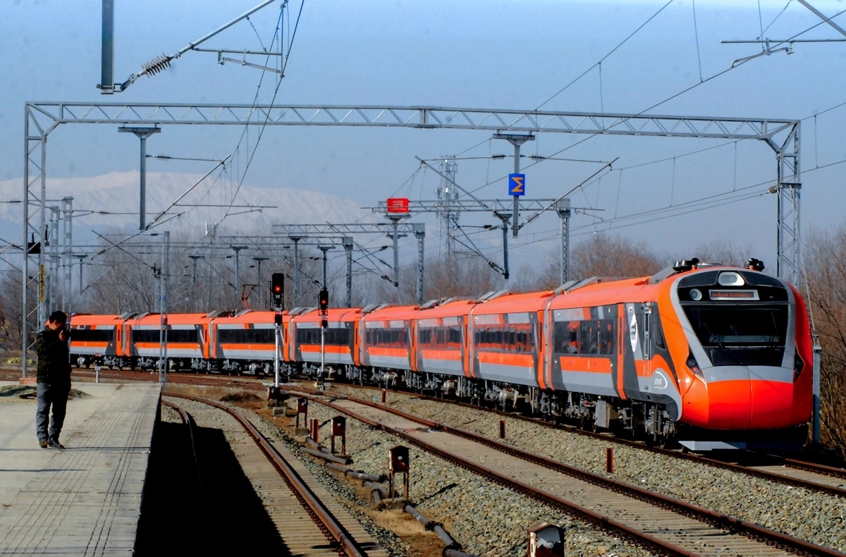 Một đoàn tàu cao tốc Vande Bharat của Ấn Độ tại thành phố Srinagar, vùng lãnh thổ liên bang Jammu và Kashmir (Ảnh: ANI)