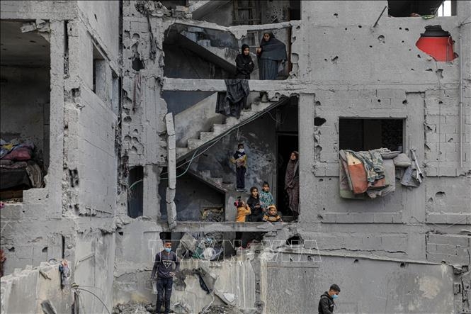 Tòa nhà bị phá hủy sau cuộc không kích của Israel tại Dải Gaza. Ảnh: THX/TTXVN