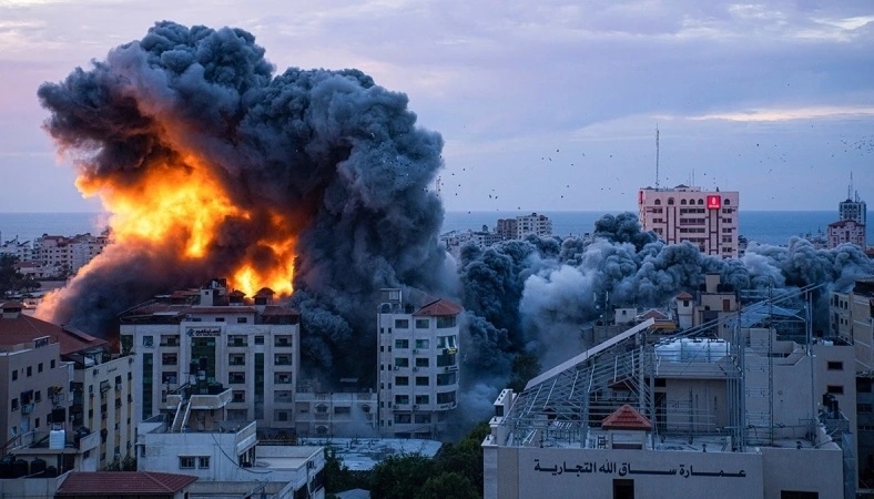 Cột lửa khói khổng lồ bốc lên từ một khu vực ở Dải Gaza. Ảnh: GettyImages