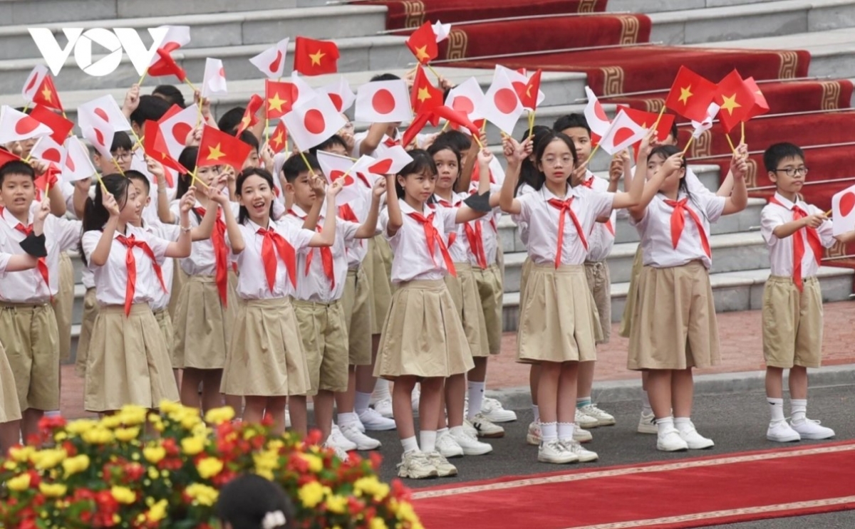 Prime Minister Pham Minh Chinh hosts an official welcome ceremony on April 28 morning in Hanoi for his Japanese counterpart Ishiba Shigeru, who is paying an official visit to Vietnam from April 27 to 29.