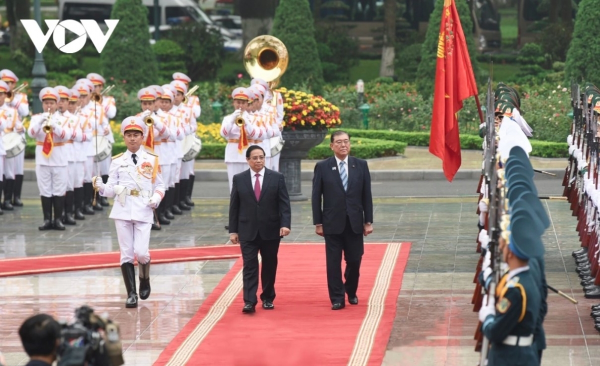 The two government leaders review the guards of honour of the Vietnamese People's Army.