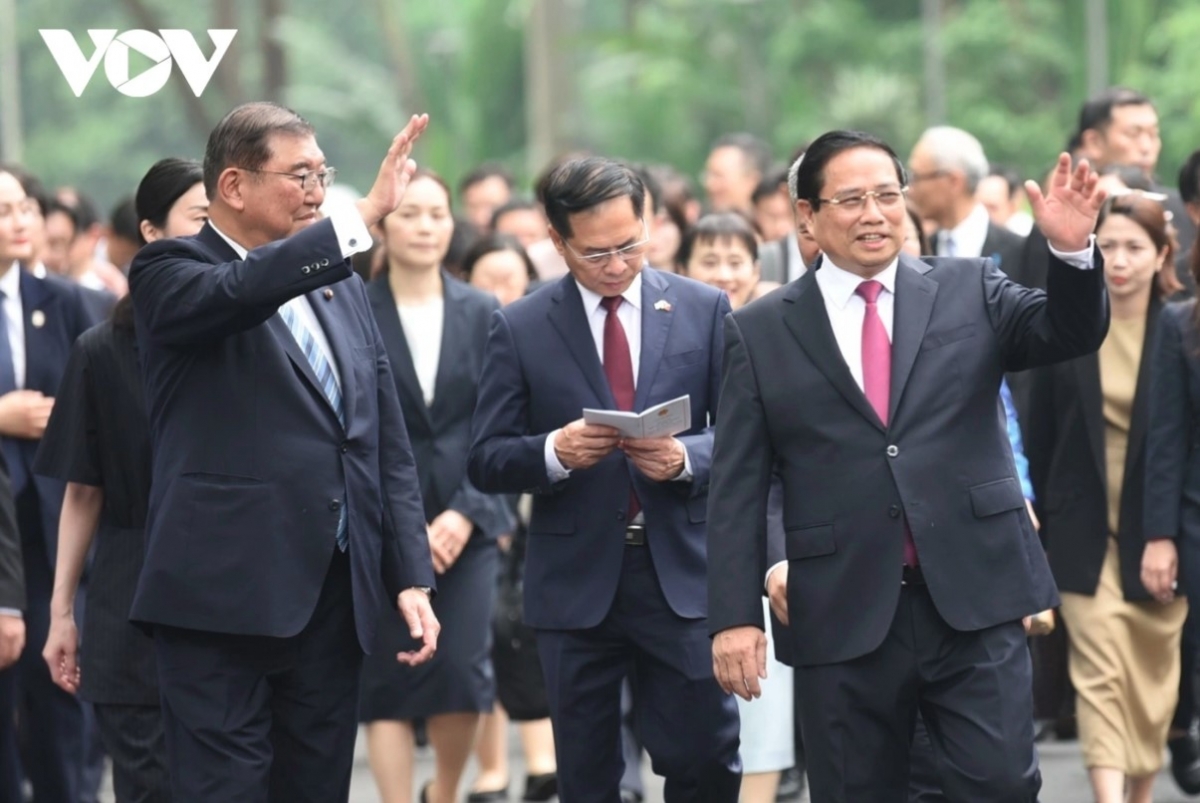 Following the ceremony, they head to the Government Office for official talks.